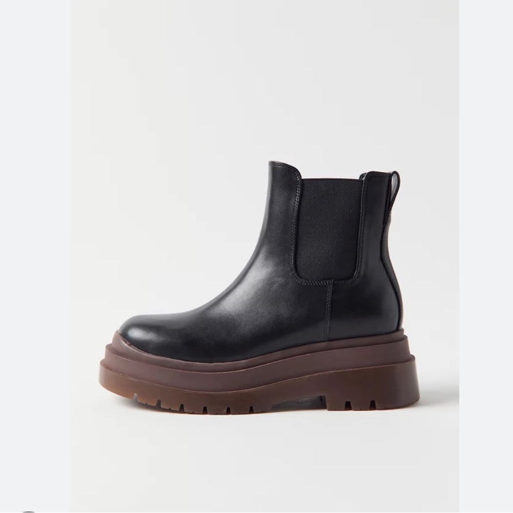 Urban outfitters black and brown Chelsea boot
